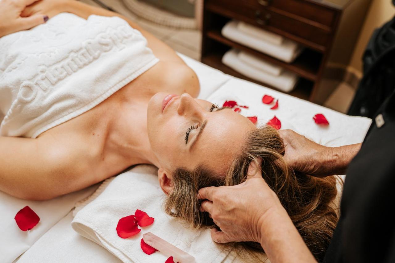 ホテル ボタニコ イ オリエンタル スパ ガーデン プエルト・デ・ラ・クルス エクステリア 写真 A woman receiving a head massage
