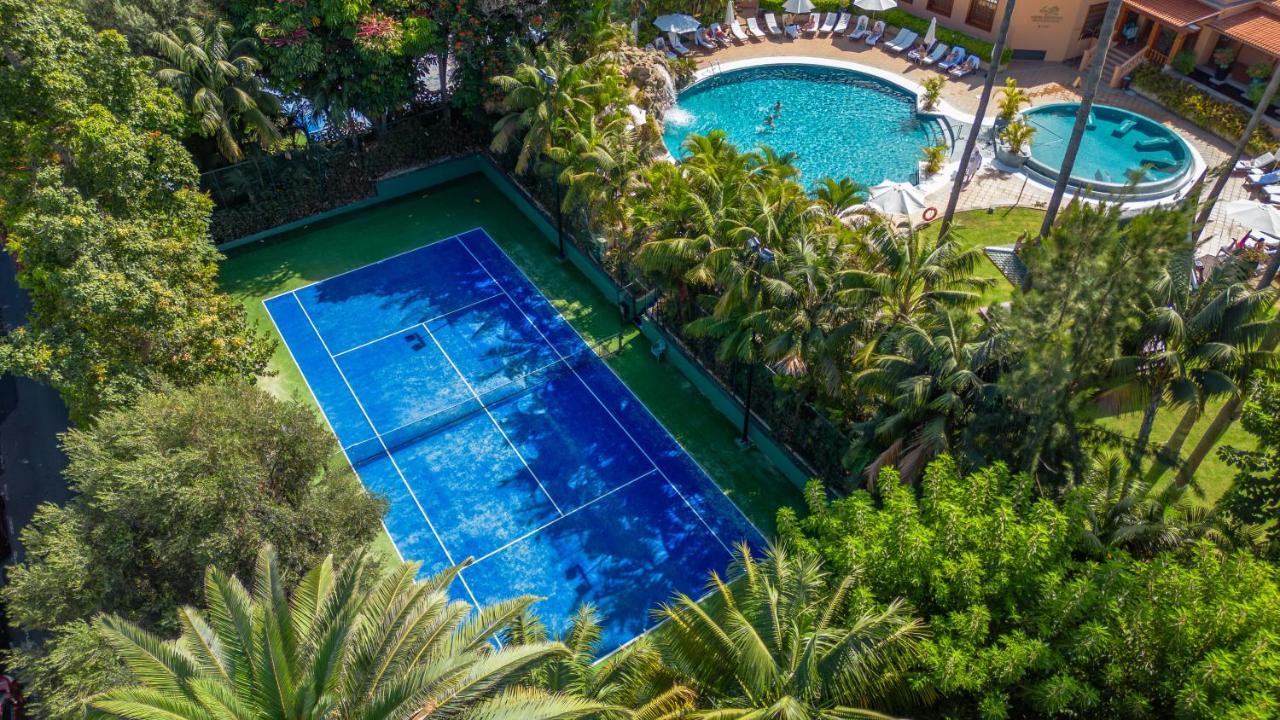 ホテル ボタニコ イ オリエンタル スパ ガーデン プエルト・デ・ラ・クルス エクステリア 写真 Tennis court at the hotel